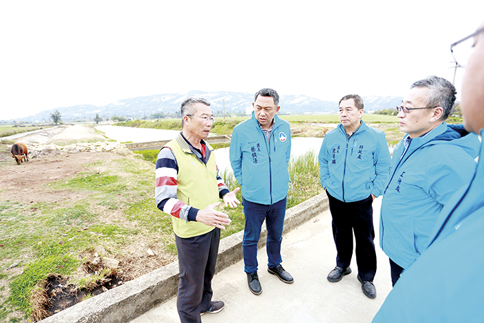 縣長楊鎮浯(左二)與縣府相關單位實勘地區湖庫及農塘蓄水情形,金沙鎮長吳有家(左一)陪同說明缺水情形。(資料照片)
