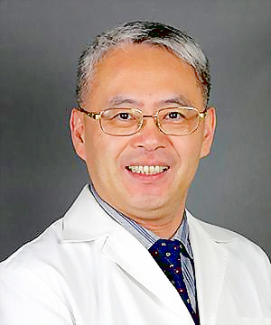 台北榮總兒童醫學部心臟科主任李必昌(上圖)、前台北榮總兒童醫學部神經癲癇科主任張開屏(下圖)支援金門醫院,為金門的孩童看診。(金門醫院提供)