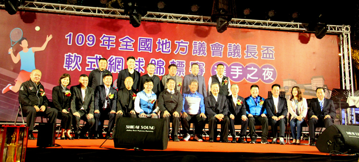 參加全國地方議會議長盃軟網賽及合影。（議會提供）
