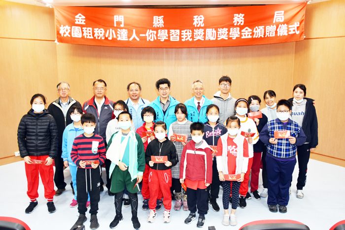 109年「校園租稅小達人─你學習我獎勵」活動，副縣長黃怡凱頒贈校園租稅小達人獎學金，並與受獎者合照留念。（莊煥寧攝）