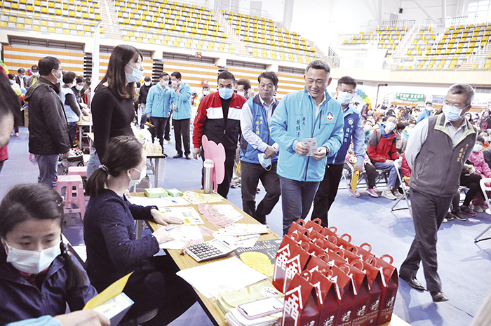 金門縣縣長楊鎮浯參觀身心障礙者權利公約聯合宣導嘉年華活動各網絡單位設攤宣導情形。（楊水詠攝）