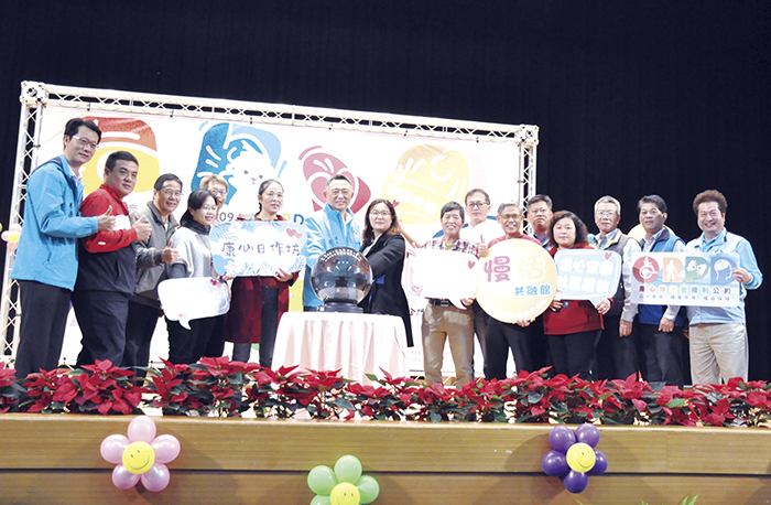金門縣縣長楊鎮浯、立法委員陳玉珍及鄉鎮長共同啟動「金門縣身心障礙者社區式照顧服務」儀式。（楊水詠攝）