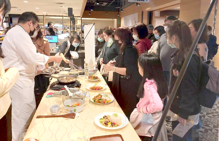 金門縣畜產試驗所假新光三越A11館辦理「新產品研發試賣」推介會，並邀圓山飯店主廚蘇文進現場以新產品進行創意料理示範。（畜試所提供）