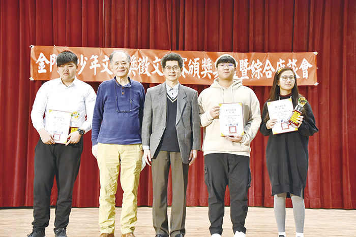 第一屆金門青少年文學獎高中組小說、散文、新詩獎項得主。（詹宗翰攝）