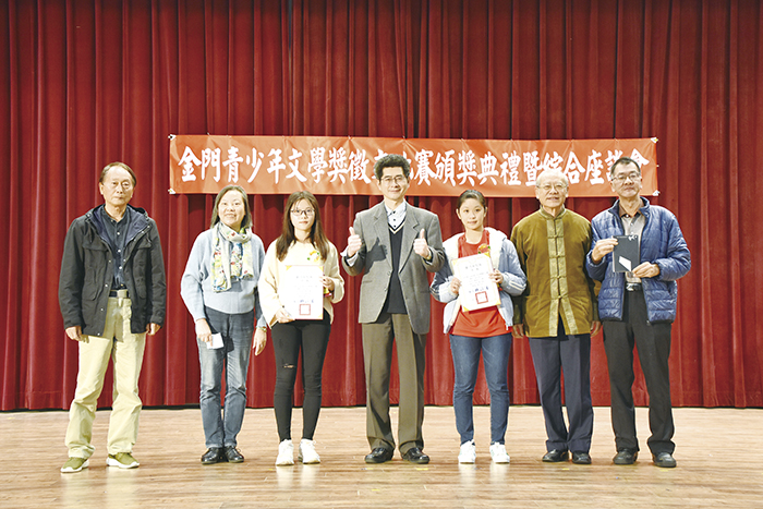 第一屆金門青少年文學獎高中組小說、散文、新詩獎項得主。（詹宗翰攝）