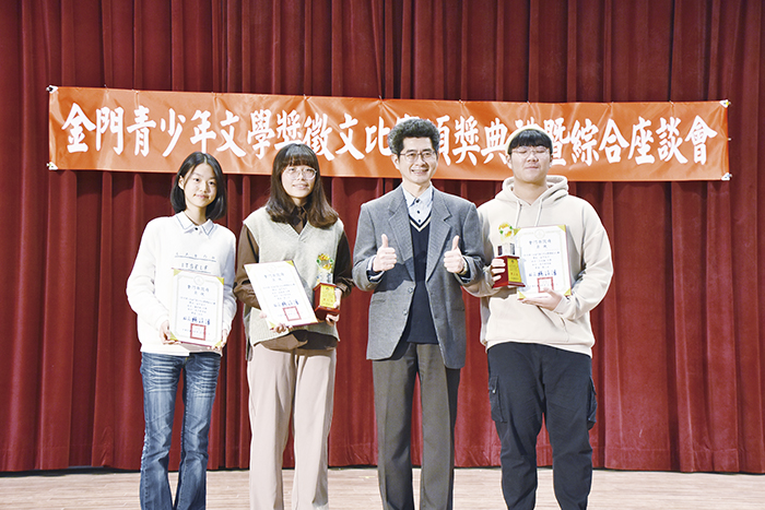 第一屆金門青少年文學獎高中組小說、散文、新詩獎項得主。（詹宗翰攝）