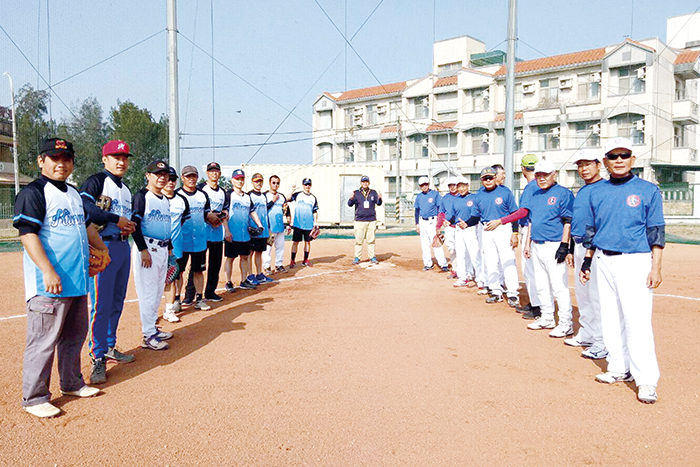 金門體育會慢速壘球委員會舉辦109年慢速壘球B、C級裁判講習，邀請台南市慢速壘球裁判團專程來金授課、傳承經驗。中華民國慢速壘球協會秘書長徐熊良率員來金進行友誼賽，同時也到場關心學員們的學習情形並合照。
（金門慢速壘球委員會提供）