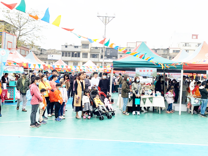 〈金湖創意市集〉連2天吸引滿滿的人潮。
（金湖鎮公所提供）