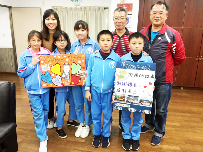 學子帶回滿滿的收穫，日前拜訪鎮長吳有家，以手寫的卡片致意，謝謝鎮長和公所團隊對教育支持協助，讓他們能共譜安瀾的故事。（陳麗妤攝）
