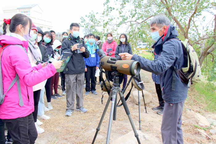 金門大學舉辦「慈湖賞鳥，步尋水獺」活動，訪察水鳥的棲所。（許加泰攝）