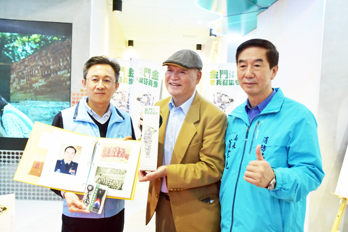 史宗儀將軍（中）昨回到戰地金門，並捐贈金門駐防回憶紀念冊給予觀光處典藏。（李金鎗攝）