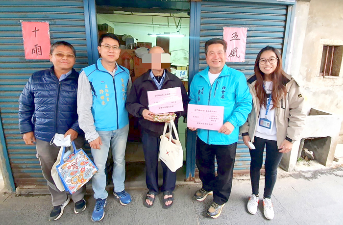 寒冬送暖，縣府社會處長董燊代表縣長楊鎮浯，偕同金城鎮主秘許世丞發放「星展暖心食袋」，關懷探視金門縣列冊獨居長者。（縣府社會處提供）