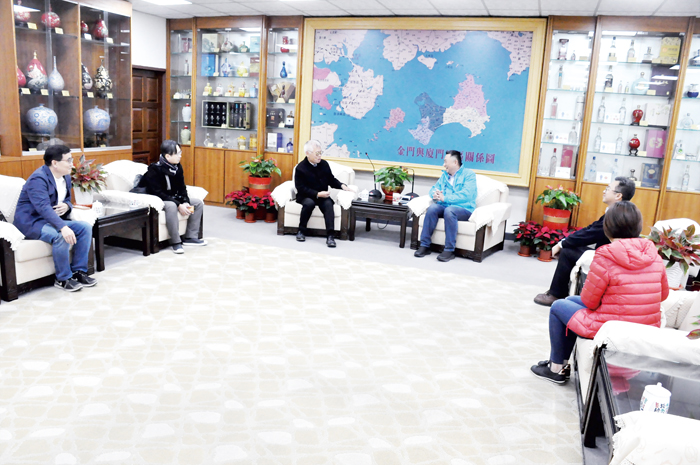 金門縣長楊鎮浯昨接見希羅亞旅行社榮譽董事長戴勝通一行人，並致贈紀念酒禮物及合影。（楊水詠攝）