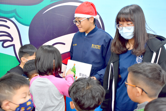 金門高中英語國際事務社到賢庵國小帶活動，讓小朋友跟著馴鹿一起尋找聖誕老人，認識聖誕節的特色。（詹宗翰攝）