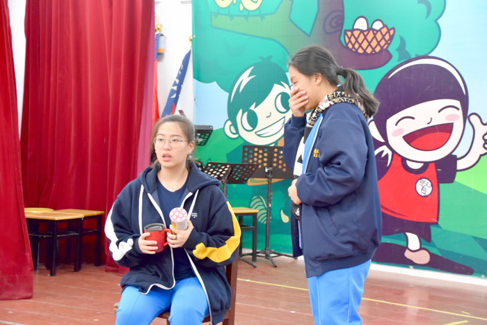 金門高中英語國際事務社到賢庵國小帶活動，讓小朋友跟著馴鹿一起尋找聖誕老人，認識聖誕節的特色。（詹宗翰攝）