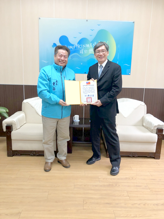 社會處長董燊（圖左）與南山人壽總公司副總經理蔡豐輝（圖右）共同簽約。（社會處提供）