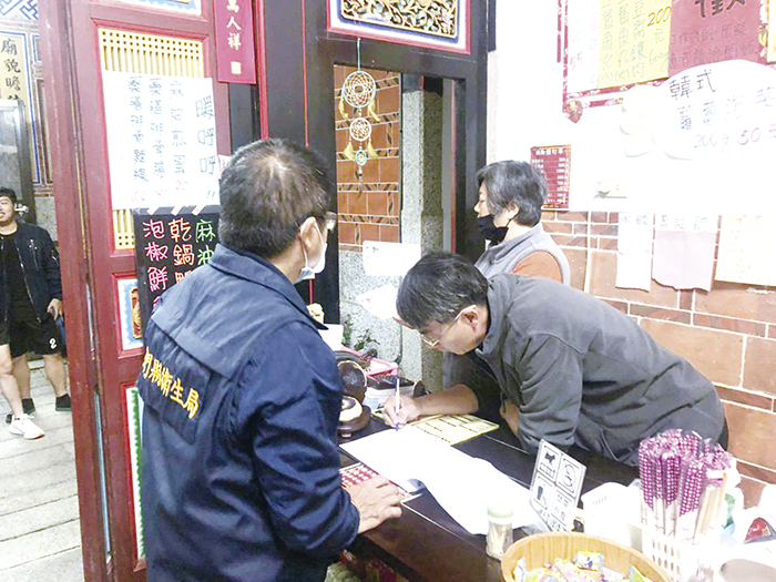 金湖鎮公有零售市場攤商及附近商家，一起連署「愛用金門豬肉、拒絕瘦肉精」，一起為消費者的食安把關。（衛生局提供）