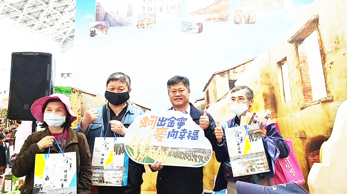 金寧鄉鄉長楊忠俊超前部署為明年石蚵小麥文化季活動熱身。（觀光處提供）