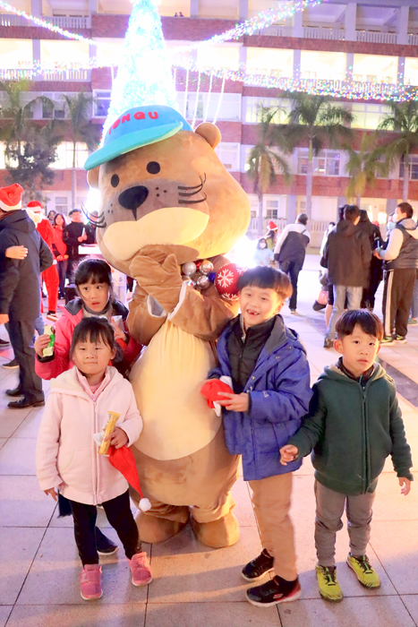 金門大學裝置大型的聖誕樹與燈飾，進行燈飾啟動儀式，社區小朋友和金大吉祥玩偶開心參與點燈儀式。（許加泰攝）