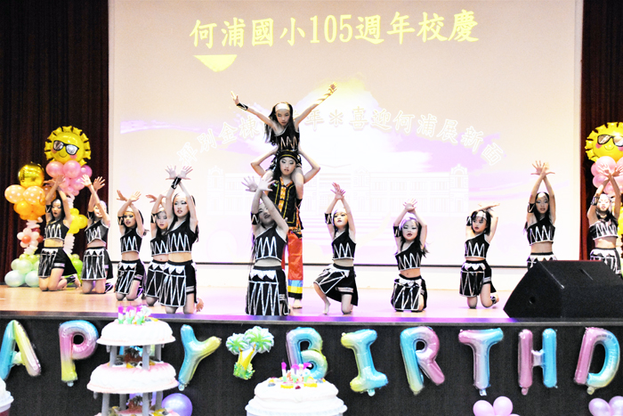 何浦國小「建校105週年校慶」昨登場，親師生和校友齊聚一堂參與，與會貴賓一同切蛋糕祝賀校運昌隆，全體親師生同樂，共享母校生日喜悅。（陳麗妤攝）