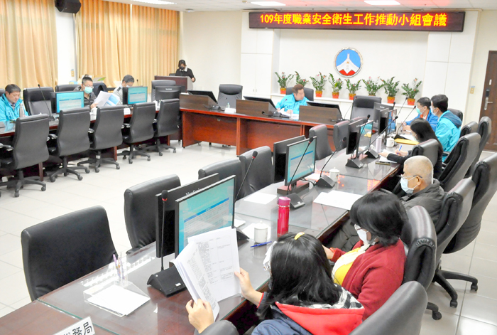 金門縣政府社會處長董燊昨頒發新聘職業安全衛生推動小組委員聘書及主持職業安全衛生推動小組會議。（楊水詠攝）