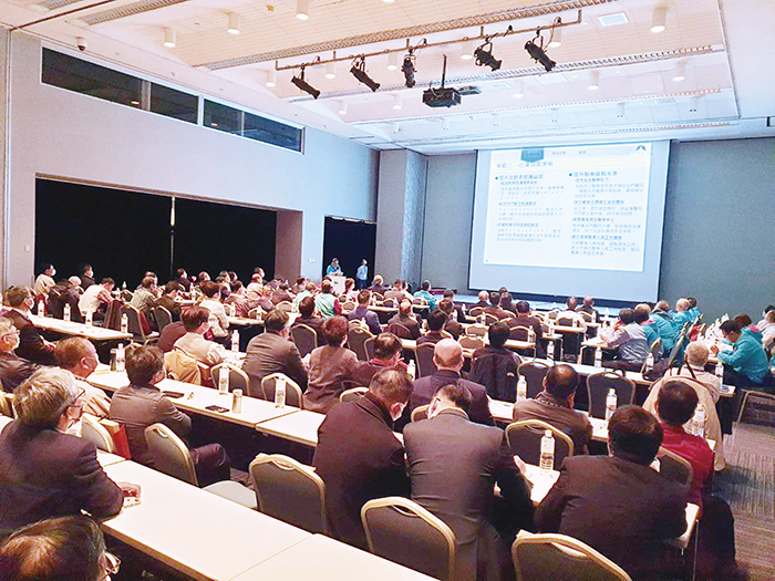 向到場的縣政顧問進行縣政簡報說明。（許峻魁攝）