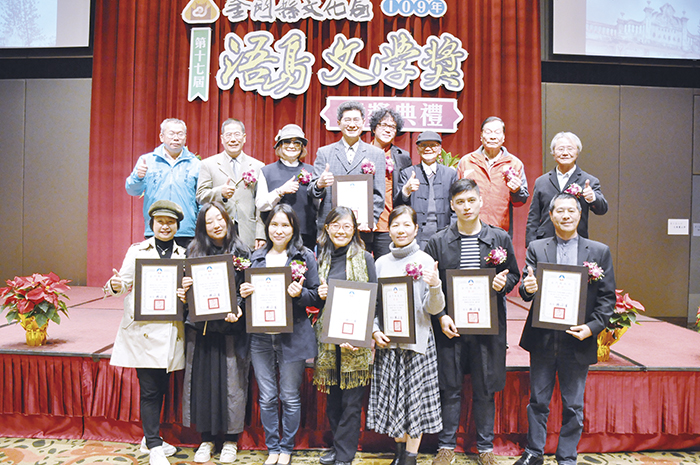 金門縣副縣長黃怡凱頒發短篇小說組、散文創作組、新詩組得獎人獎盃、獎狀和獎金及合影。（楊水詠攝）