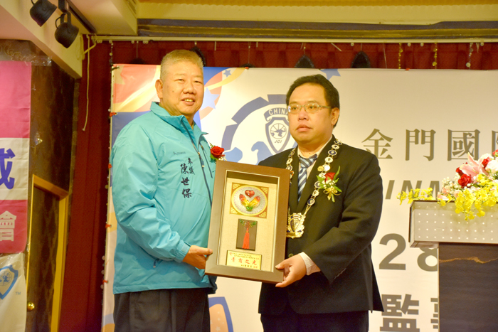 縣府參議陳世保代表縣長對青商會致以祝賀，期許會務蒸蒸日上，由第27屆會長陳瑋欣代表接受。（詹宗翰攝）