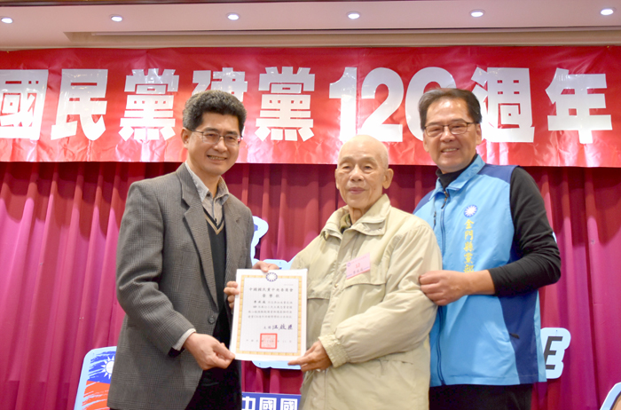 副縣長黃怡凱等人頒獎表揚資深黨員。（李金鎗攝）