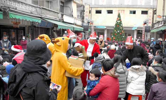 金沙2020歡樂聖誕YA系列活動昨舉行，除了耶誕市集外，薑餅屋DIY深受小朋友歡迎和喜愛。（陳麗妤攝）