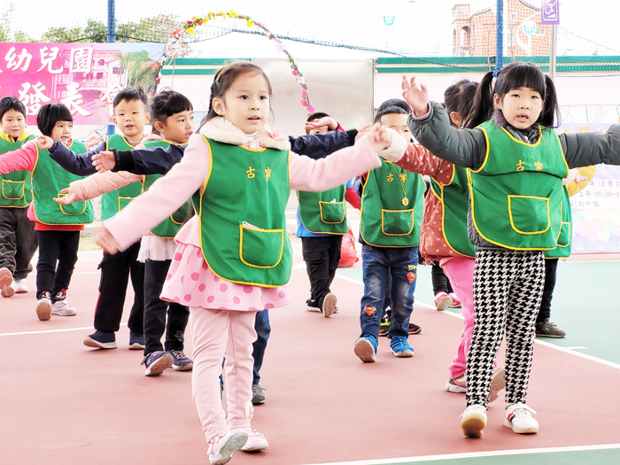 古寧國小附設幼兒園舉辦教學成果發表會暨搓湯圓體驗活動，讓親師生一同見證幼生學習成長。（李金鎗攝）