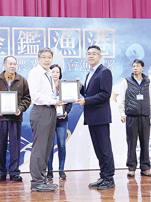 金門新湖漁港摘首屆「金鑑漁港」2星獎，金門區漁會總幹事許丕煌（右）跨海前往農委會代表領獎。（縣府建設處提供）