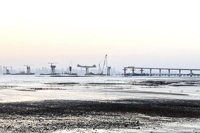 積極趲趕進度的金門大橋，預定在110年年底完工通車，針對大橋的後續維管，縣府工務處等相關單位也藉著工作小組的成立，持續協調整合跨局處相關議題。（本報資料照片／翁維智攝）