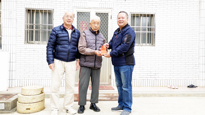 縣議員洪鴻斌（右一）代表烈嶼公共事務協會接受后井耆老張孔文所捐新台幣六萬元款項，做為會務推動經費。（許加泰攝）