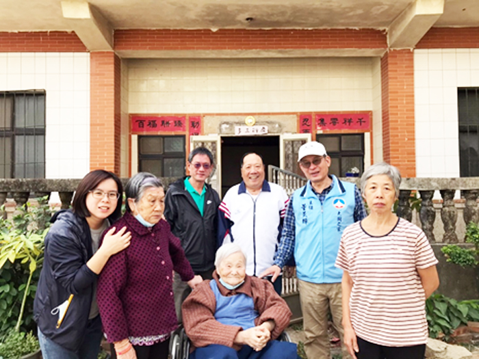 大同之家「歸鄉圓夢—尋找我的青春歲月」計劃，帶著機構內的長者回到以前的家探望家人。
（大同之家提供）
