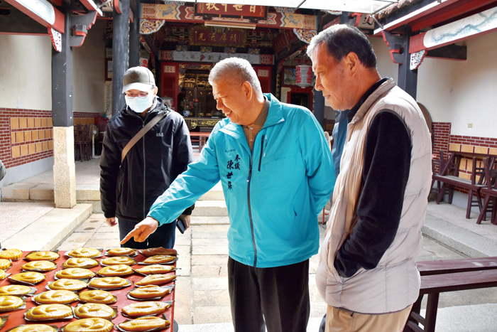 後豐港社區在食農教育小旅行活動中，與民眾一起製作鱟造型的粿。（詹宗翰攝）