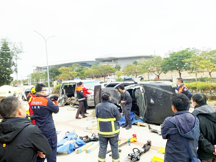 金門縣消防局第二大隊金湖分隊辦理「車輛破壞人命救助訓練」。（金湖消防分隊提供）