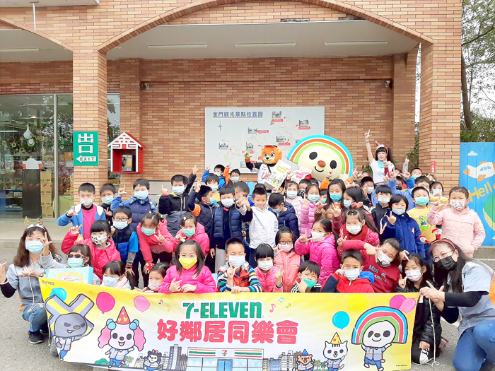 「千禧之愛健康基金會」到金湖國小、7-11金寧與金央門市辦理量血壓、量腰圍及小腿圍社區健檢活動。（衛生局提供）