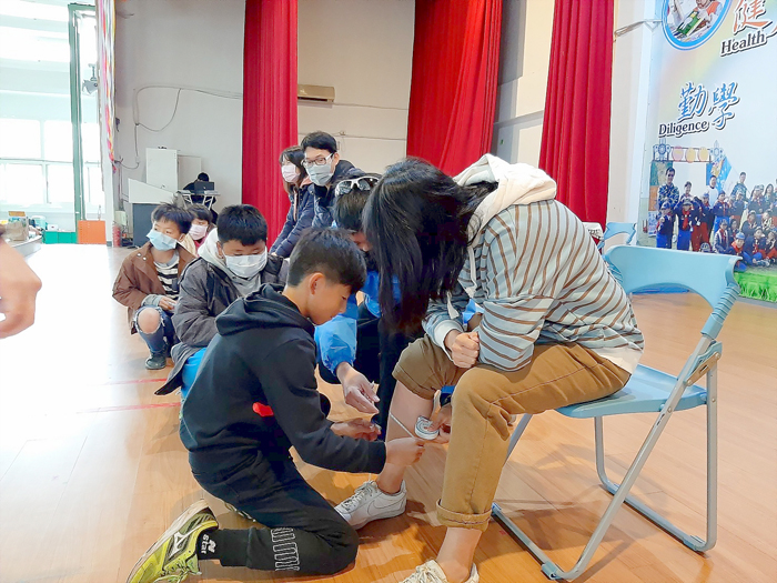 「千禧之愛健康基金會」到金湖國小、7-11金寧與金央門市辦理量血壓、量腰圍及小腿圍社區健檢活動。（衛生局提供）
