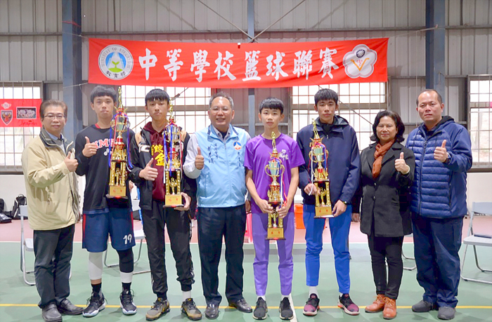 高中組冠軍及國中男生組冠亞季軍合影。（金門農工提供）