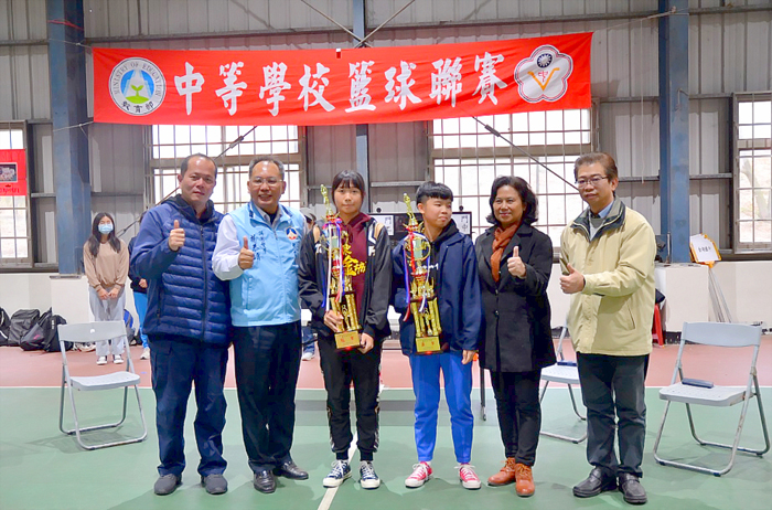 國中女生組冠軍及亞軍合影。（金門農工提供）