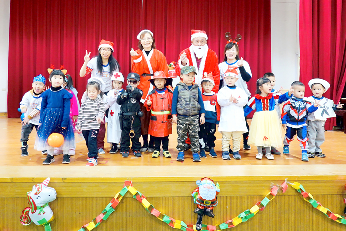 柏村國小舉辦親子運動園遊會，歡度聖誕佳節。（陳冠霖攝）