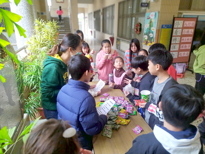 金沙國小舉辦一系列耶誕活動，23日辦理「燭光燈塔照亮聖誕」結合英語教學自我領導力課程與愛心義賣活動，藉以帶領學子認識不同的節慶文化。（金沙國小提供）