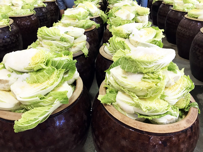 愛你安心農民市集，今起連兩天在總兵署前廣場開市，琳瑯滿目的農特產及文創商品，將提供消費者選購與試吃。
（縣府建設處提供）