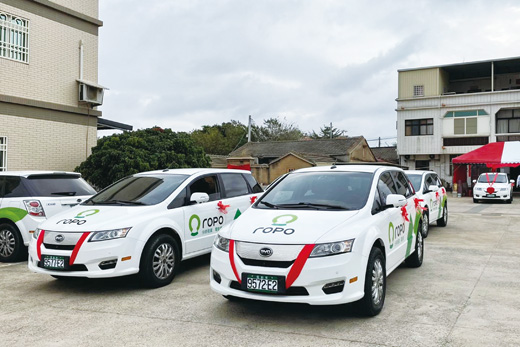 金門縣環保局同仁與金城鎮公所員工共結連理，新人以電動車方式迎娶，共許愛的誓言，傳達綠色環保理念，不僅賓客感到驚喜，主人也面子十足。（莊煥寧攝）