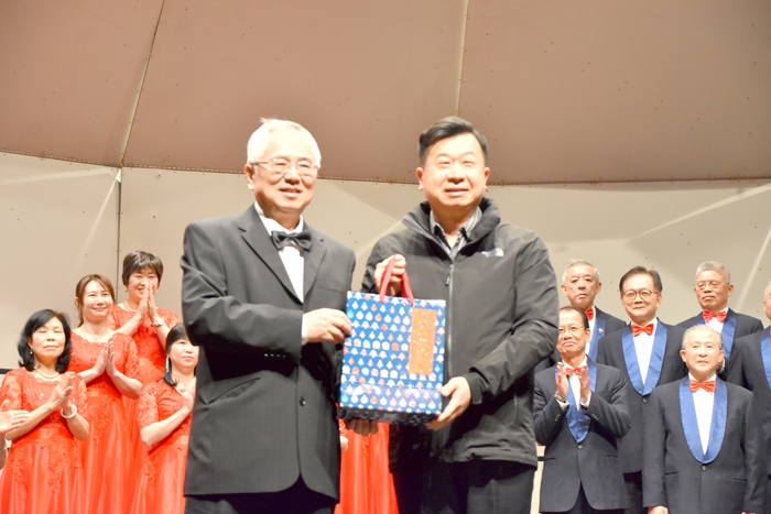 臺灣藥師合唱團贈送口罩，由金防部政戰主任劉強華（右）接收。（詹宗翰攝）