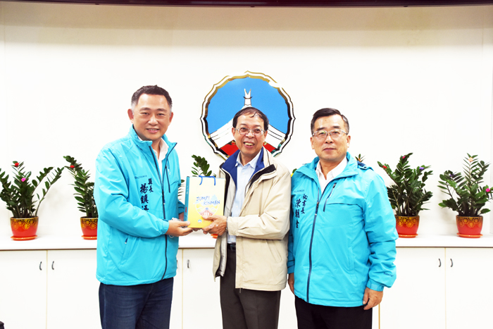 縣長楊鎮浯昨偕秘書長陳朝金主持金門縣都市計畫委員會第92次會議，並致贈伴手禮感謝委員對金門都市計畫的協助和參與。（翁維智攝）