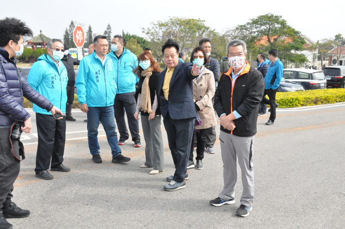 金門縣議會議長洪允典和議員一行，昨在縣長楊鎮浯及縣府一級機關首長主管人員陪同，分別前往金沙鎮龍陵湖、金沙國中游泳池、環島北路金沙水庫丁字路口考察情形。（楊水詠攝）