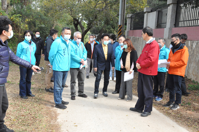 金門縣議會議長洪允典和議員一行，昨在縣長楊鎮浯及縣府一級機關首長主管人員陪同，分別前往金沙鎮龍陵湖、金沙國中游泳池、環島北路金沙水庫丁字路口考察情形。（楊水詠攝）