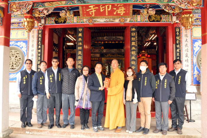 金門縣議會議長洪允典（左六）和議員一行昨登上太武山至海印寺參拜，致贈爐敬金由住持釋性海（右五）代表接受，祈求國泰民安，新一年議政新氣象。（楊水詠攝）